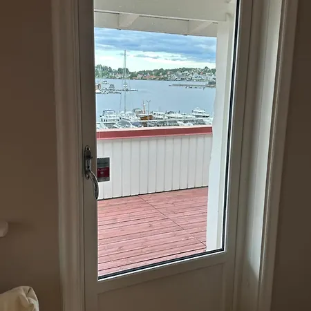 Ved Sjoen - Husvik, Tonsberg!