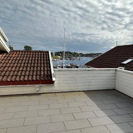Ved Sjoen - Husvik, Tonsberg! * Tønsberg